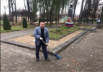 Тульские коммунисты отметили День Комсомола субботниками на местах памяти героев-комсомольцев