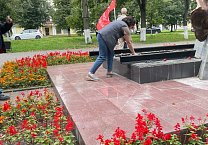 Новомосковские коммунисты провели акцию, посвященную 80-й годовщине Победы во Второй Мировой войне над фашисткой Германией и милитаристской Японией Новомосковские коммунисты провели акцию, посвященную 80-й годовщине Победы во Второй Мировой войне над фашисткой Германией и милитаристской Японией