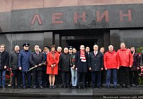 Коммунисты возложили цветы к Мавзолею В.И. Ленина Коммунисты возложили цветы к Мавзолею В.И. Ленина