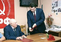 Олег Лебедев передал награду Минсельхоза РФ старейшему аграрию страны, руководителю народного предприятия «Красный Октябрь» Ю.М. Иванову Олег Лебедев передал награду Минсельхоза РФ старейшему аграрию страны, руководителю народного предприятия «Красный Октябрь» Ю.М. Иванову