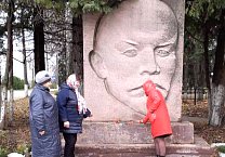 Тульские коммунисты по всему региону провели возложения цветов к памятникам В.И. Ленина