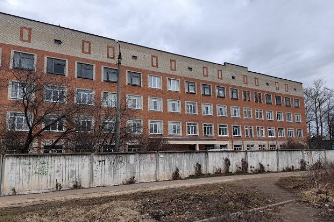 Коммунисты г. Донского добились установки фонарей у городской поликлиники 