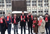Цветы к памятнику В. И. Ленину в день 100 летия СССР Цветы к памятнику В. И. Ленину в день 100 летия СССР
