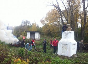 Тульские коммунисты продолжают проводить субботники в ознаменование столетия Великого Октября.