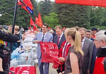 140-й гуманитарный конвой КПРФ ушел из подмосковных «Снегирей» 140-й гуманитарный конвой КПРФ ушел из подмосковных «Снегирей»