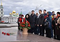 Тульские коммунисты возложили цветы к памятнику Ленину