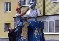 Коммунисты продолжают восстанавливать памятники советской эпохи