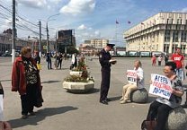 У дома правительства Тульской области началась голодовка кандидата в депутаты облдумы от КПРФ Юрия Корецких У дома правительства Тульской области началась голодовка кандидата в депутаты облдумы от КПРФ Юрия Корецких