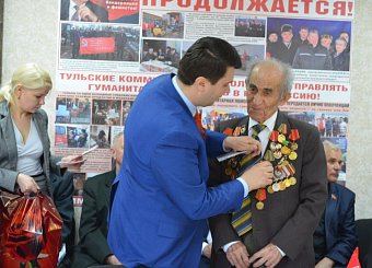 Первый секретарь Тульского обкома КПРФ Олег Лебедев поздравил в обкоме партии ветеранов Великой Отечественной войны.