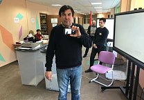 Молодые наблюдатели от Грудинина ведут видеосъемку на избирательных участках