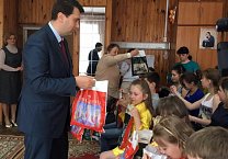 Олег Лебедев привез подарки в Дом ребенка