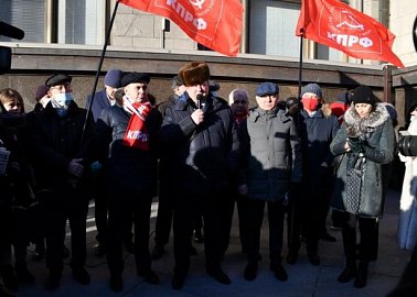 "Нет дистанту!". Встреча депутатов фракции КПРФ с избирателями