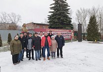 Новомосковские коммунисты в День рождения И.В. Сталина возложили цветы к памятнику великого генералиссимуса 