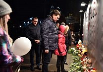 Скорбим со всей страной
