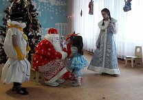 Алексинские коммунисты поздравили детей с наступающим Новым годом