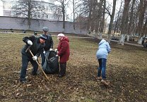 Новомосковские коммунисты вышли на субботник Новомосковские коммунисты вышли на субботник