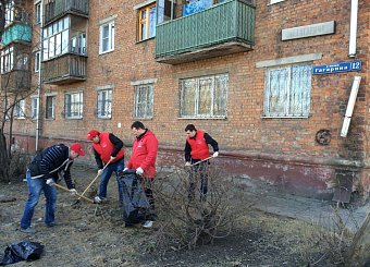День космонавтики Тульский обком КПРФ  отметили ударным субботником под советскую музыку на улице имени Юрия Гагарина.