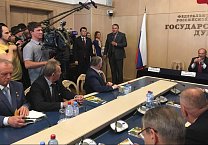 Олег Лебедев провёл торжественную церемонию гашения почтовых марок, посвящённых истории отечественного пчеловодства
