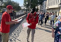 Алексей Лебедев возглавляет рейды КПРФ по раздаче партийных газет в Туле Алексей Лебедев возглавляет рейды КПРФ по раздаче партийных газет в Туле