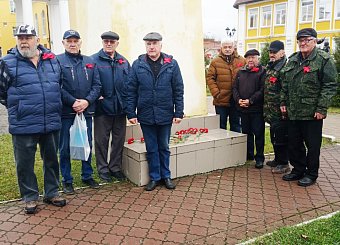 Тульские коммунисты по всему региону провели возложения цветов к памятникам В.И. Ленина Тульские коммунисты по всему региону провели возложения цветов к памятникам В.И. Ленина