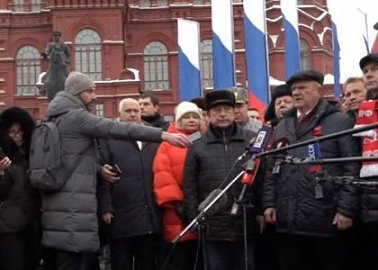 Возложение венков и цветов к Могиле Неизвестного Солдата у Кремлевской стены. Брифинг для журналистов