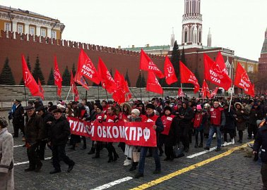 Коммунисты Тульской области возложили цветы к могилам Сталина и Дзержинского