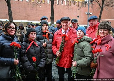«Продолжая славный космический полет». Коммунисты во главе с Г.А. Зюгановым почтили у Кремлевской стены память советских покорителей Космоса