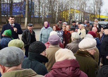Лидер коммунистов региона Олег Лебедев продолжает встречи с жителями.