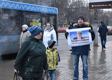 Тульский обком КПРФ продолжил акцию в поддержку Павла Грудинина - своего товарища по партии, директора  народного предприятия - совхоза имени Ленина.