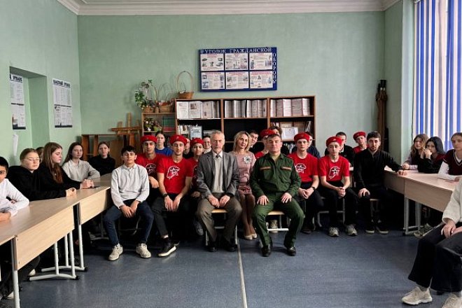 Коммунисты Донского местного отделения КПРФ проводят патриотические уроки в школах города