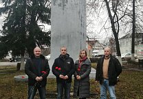 Массовые возложения цветов к памятникам Владимиру Ленину прошли в Туле и во всех районах области
