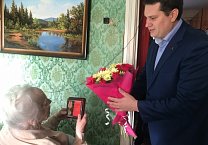 Секретарь Тульского обкома КПРФ Алексей Лебедев поздравил старейшую коммунистку в Тульской области с вековым юбилеем