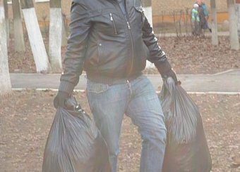 Тульские коммунисты в честь Дня космонавтики провели субботник в сквере Пионеров освоения космоса.