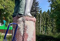 Ефремовские коммунисты привели в порядок памятник Владимиру Ленину Ефремовские коммунисты привели в порядок памятник Владимиру Ленину