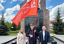 Тульский обком КПРФ наградил известного на всю Тульскую область ветерана партии К.А. Цаболова, организовавшего личную 80-ти дневную Вахту памяти у первого в России Вечного огня Тульский обком КПРФ наградил известного на всю Тульскую область ветерана партии К.А. Цаболова, организовавшего личную 80-ти дневную Вахту памяти у первого в России Вечного огня