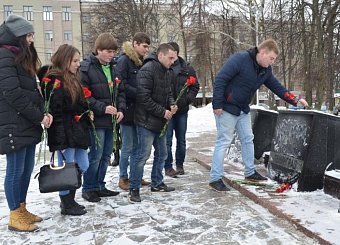 Коммунисты возложили цветы к стеле городу-герою Ленинграду. Коммунисты возложили цветы к стеле городу-герою Ленинграду.