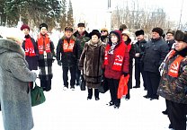 Коммунисты Тульской области несут цветы  к памятникам В.И. Ленину