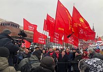 Тульские коммунисты приняли участие в возложении цветов в день рождения И.В. Сталина на Красной площади Тульские коммунисты приняли участие в возложении цветов в день рождения И.В. Сталина на Красной площади