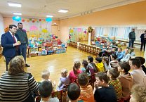 Олег Лебедев привез мед и гостинцы воспитанникам детского дома Олег Лебедев привез мед и гостинцы воспитанникам детского дома
