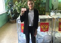 Молодые наблюдатели от Грудинина ведут видеосъемку на избирательных участках