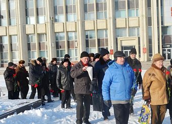 Тульские коммунисты возложили цветы к памятнику В.И. Ленину на главной площади региональной столицы.