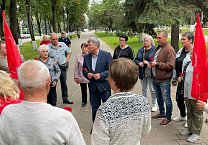 Новомосковские коммунисты провели акцию, посвященную 80-й годовщине Победы во Второй Мировой войне над фашисткой Германией и милитаристской Японией Новомосковские коммунисты провели акцию, посвященную 80-й годовщине Победы во Второй Мировой войне над фашисткой Германией и милитаристской Японией
