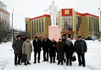 Коммунисты Тульской области несут цветы  к памятникам В.И. Ленину